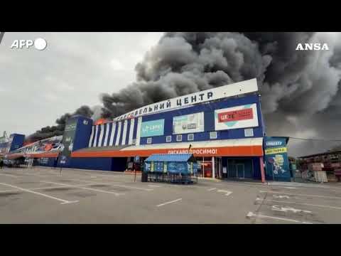 Ucraina, droni russi colpiscono negozio a Zaporizhzhia: ci sono feriti