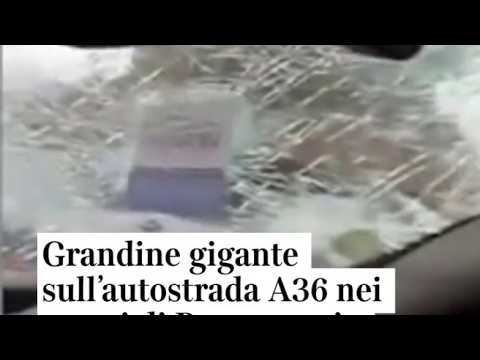 Grandine gigante sull’autostrada A36 nei pressi di Besançon, in Francia: il parabrezza dell’auto …
