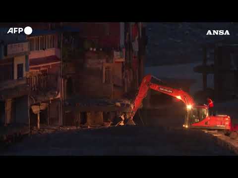 Nepal, si tenta di rimuovere la mole di fango e detriti fra gli edifici semi-distrutti