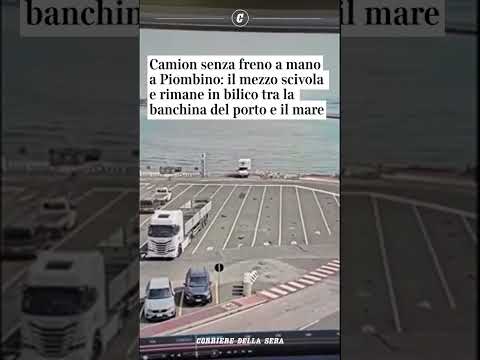 Camion senza freno a mano a Piombino: scivola e rimane in bilico tra la banchina del porto e il mare