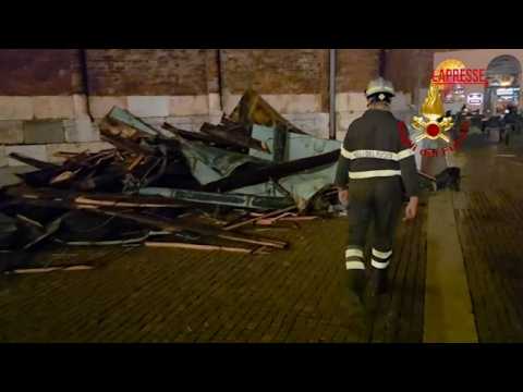 Cremona, i vigili del fuoco al lavoro nella città devastata dopo la tromba d’aria