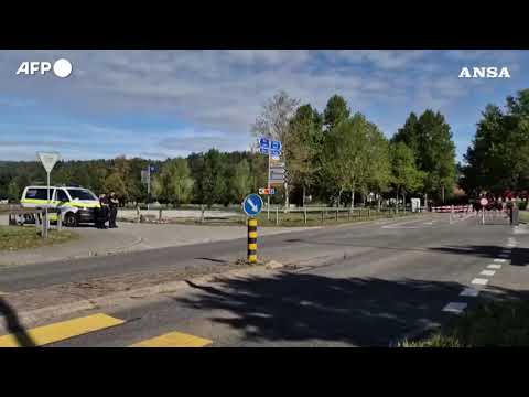 Polizia sul posto della sparatoria avvenuta durante un rave in Svizzera
