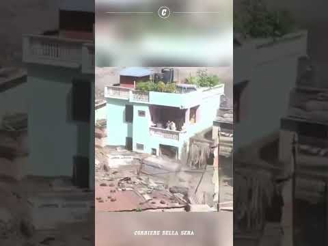 La frana devasta tutto, ma la casa resta in piedi: immagini impressionanti dal Nepal