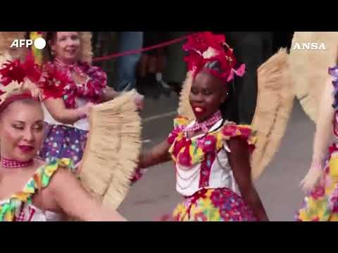 Londra, il Carnevale di Notting Hill compie 60 anni: la sfilata tra musica e colori