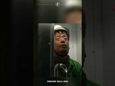 Caldo in Giappone: alcuni lavoratori si rinfrescano nel “frigo per umani”