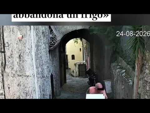 De Luca contro un «imbecille» a Salerno: «Guardate questo in costume hawaiano che abbandona un fr…