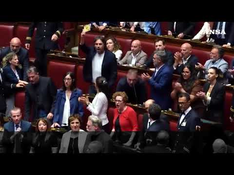 Delmastro, protesta del M5s in Aula: “Aprite la cassaforte, fuori le chat”