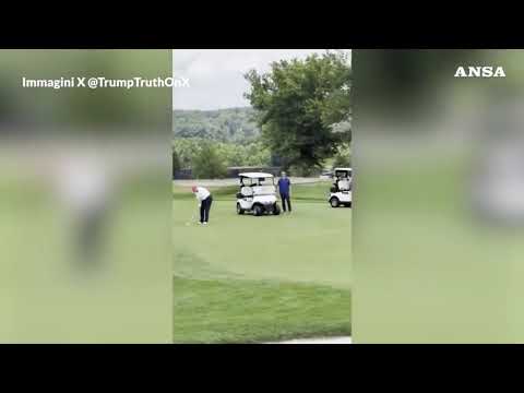 Virale il tiro di Trump al torneo di golf: “La pallina è telecomandata”