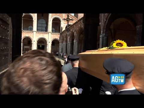 L’arrivo del feretro di Don Mazzi in Sant’Ambrogio: applausi e un girasole sulla bara