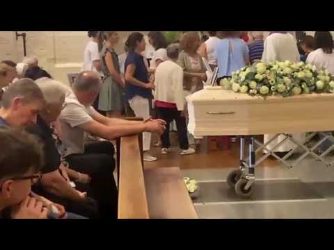 Mattia Maestri, il funerale a Coredo: il paese radunato in chiesa, il silenzio della famiglia, gl…