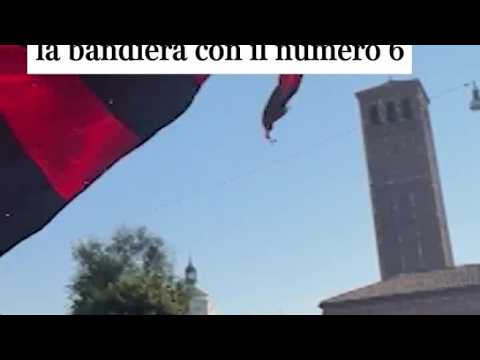 Funerali Baresi, i tifosi sventolano la bandiera con il numero 6
