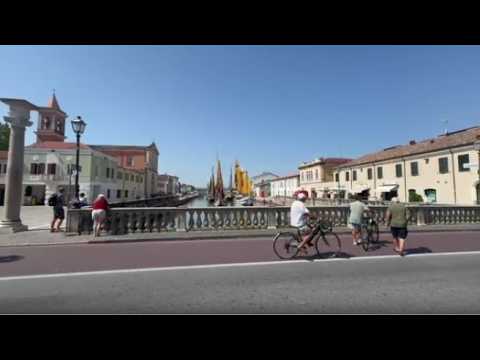 Il video, viaggio a Cesenatico dove i turisti scoprono di essere stati ingannati da un residence …