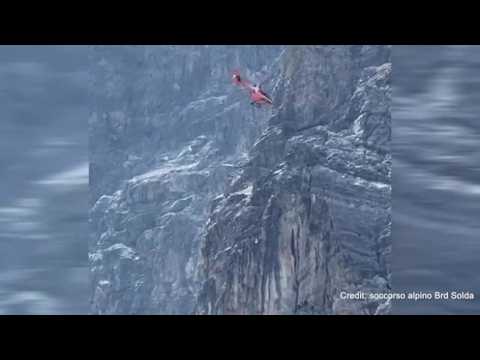 Alpinista in difficoltà sull’Ortles, si alza in volo l’elicottero: le immagini del salvataggio a …