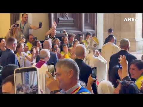 Papa Leone acclamato dai giovani ad Assisi: cori e applausi