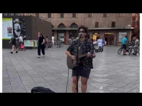 Bologna, il video di Biagio Antonacci che riprende Nela mentre canta «Iris» in piazza Maggiore