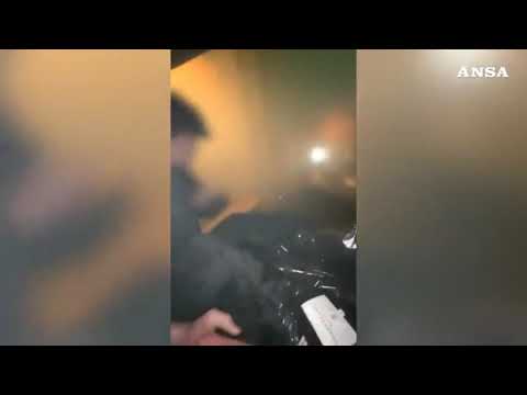 Nuovo video su Crans-Montana, i giovani cercano di sfondare le vetrate