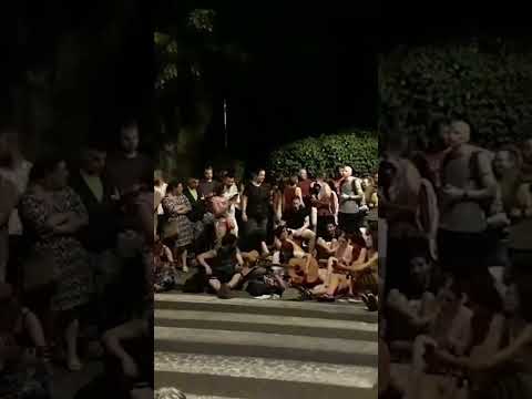 Bologna si Riunisce in Coro per Omaggiare Francesco Guccini davanti alla sua Casa Storica