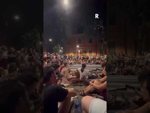 Bologna in Lutto: Centinaia di Persone Omaggiano Francesco Guccini Davanti alla Sua Casa Storica