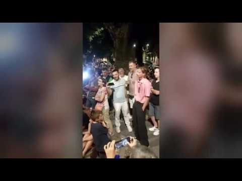 Il video della gente che canta le canzoni di Guccini in via Paolo Fabbri 43 a Bologna: le emozion…