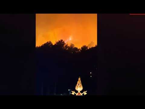 Brescia, incendio e paura nell’Alto Garda: evacuate decine di turisti