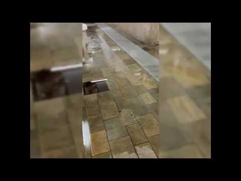 L’acqua zampilla attraverso i muri della stazione e allaga il sottopassaggio: i passeggeri increduli