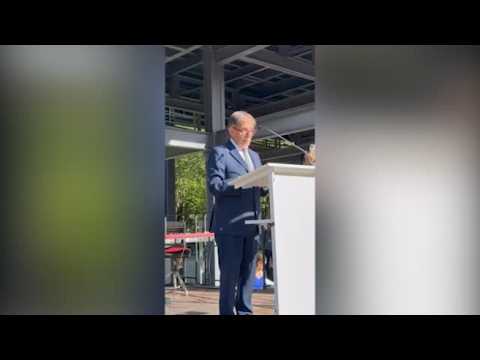 Si voltano di spalle durante l’intervento di La Russa, il video della polemica a Marcinelle