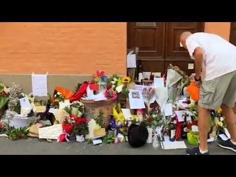 Bologna, prosegue l’omaggio a Francesco Guccini in via Paolo Fabbri 43: da un’auto risuonano le n…