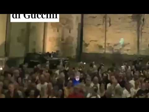 Centinaia di persone si sono riunite in piazza Duomo a Pistoia per cantare le canzoni di Guccini