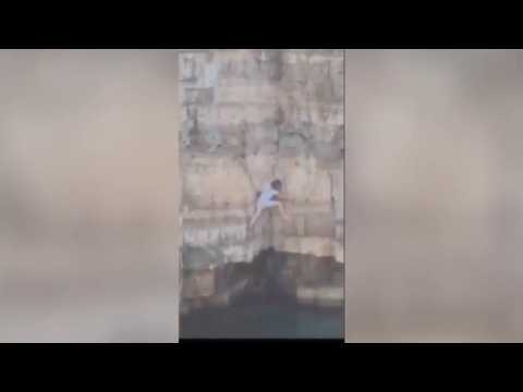 Polignano, voleva scattare una foto ma resta bloccata sulla scogliera
