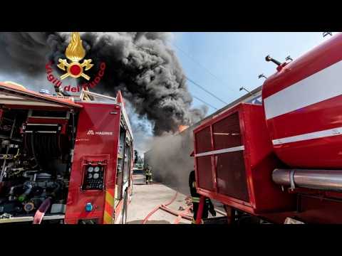 Incendio nel capannone a Campi Bisenzio, i Vigili del Fuoco al lavoro per spegnere le fiamme