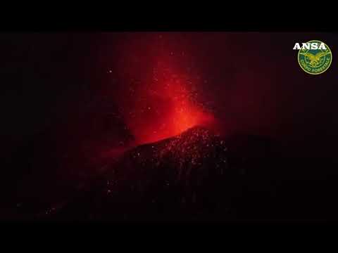 Etna, esplosioni e colate ad alta quota. L’aeroporto di Catania verso la normalità