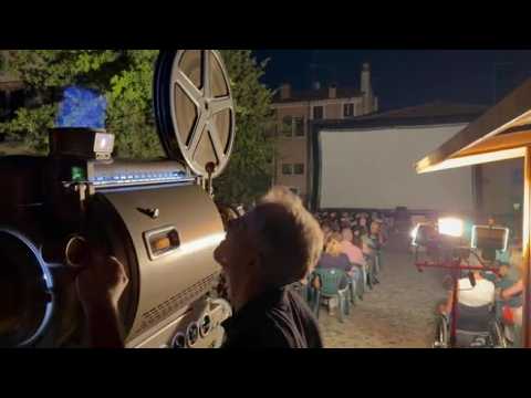 In piazza a Treviso il film «Signore e Signori» con proiettore e pellicola originali dell’epoca