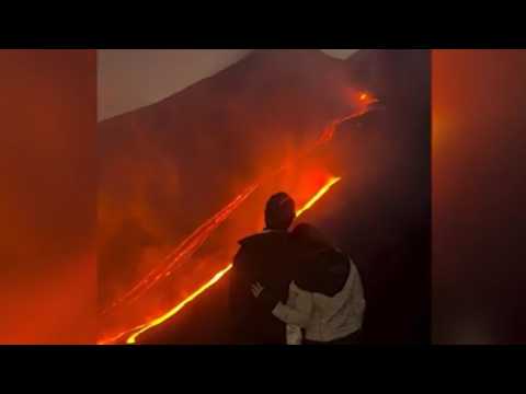 Etna: le spettacolari immagini in presa diretta delle colate di lava filmate da turisti e curiosi