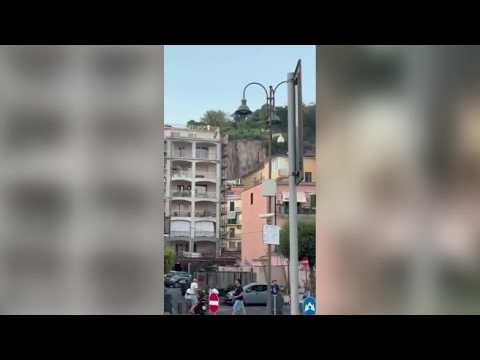 Terremoto Campi Flegrei, l’esatto momento del cedimento del costone: le immagini impressionanti