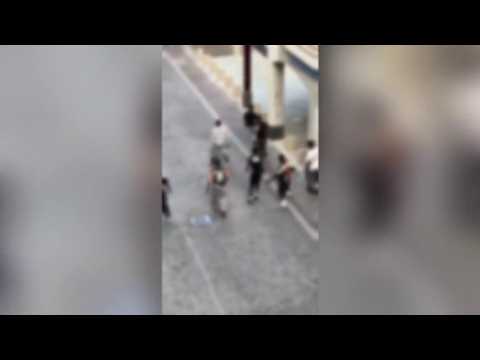 Bottiglie e bastoni contro una «banda» rivale: le immagini degli scontri in pieno centro a Lecco
