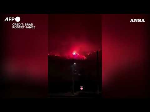 Canada, fiamme e colonne di fumo nella Columbia Britannica