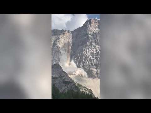 Dolomiti, nuovo crollo sul Pelmo: paura tra gli escursionisti, si valuta la chiusura dei sentieri