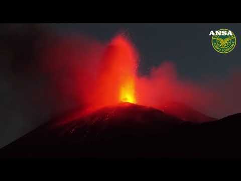 Nuova bocca eruttiva sull’Etna, si è aperta nella Valle del Bove
