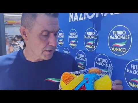 Secchiello, paletta e pistola ad acqua: il kit da spiaggia di Vannacci è un manifesto politico