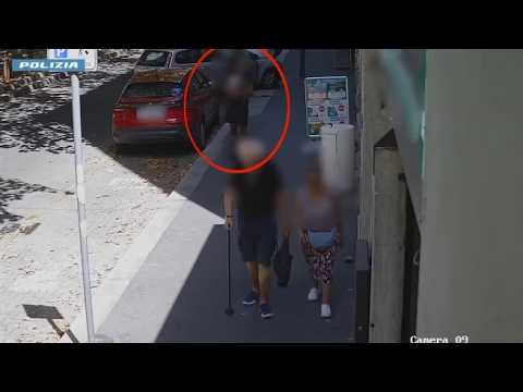 Milano, segue una coppia di anziani, getta a terra l’uomo che cammina col bastone e gli strappa l…