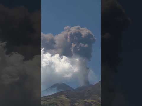 Etna: Continua l’Emissione di Cenere dal Cratere Voragine, Nuova Bocca Eruttiva nella Valle del B