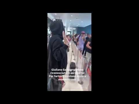Giuliano Sangiorgi riconosciuto all’imbarco in aeroporto. E i fan intonano «Meraviglioso»