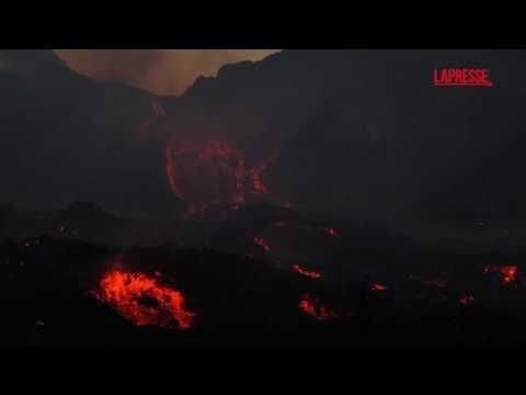 La spettacolare colata di lava illumina la notte: le immagini mozzafiato dall’Etna