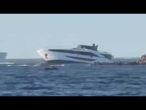 Yacht di 30 metri affonda al largo di Porto Cervo: il momento del naufragio