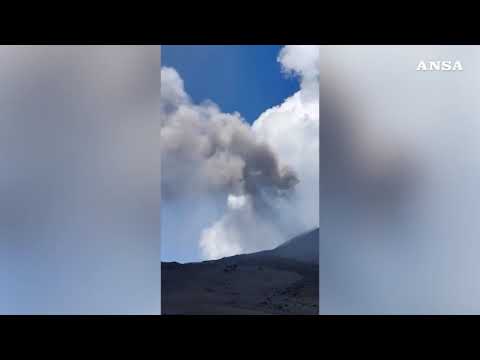 Sicilia, l’Etna è in eruzione da sei giorni