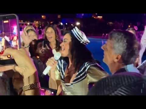 Matteo Renzi canta «Roar» con Katy Perry in Costa Smeralda: il video della serata