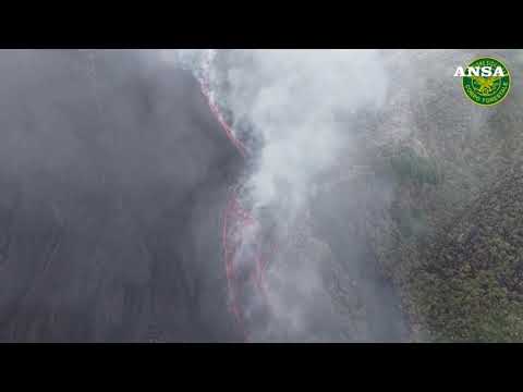 Etna in eruzione, le immagini della colata di lava