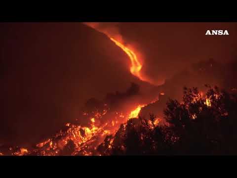 Etna, il fronte della lava scende a quota 1300 metri