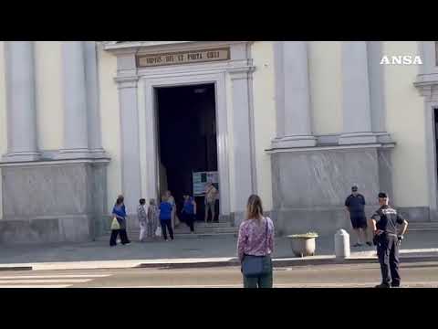 Garlasco ricorda Chiara Poggi con fiori bianchi e una messa