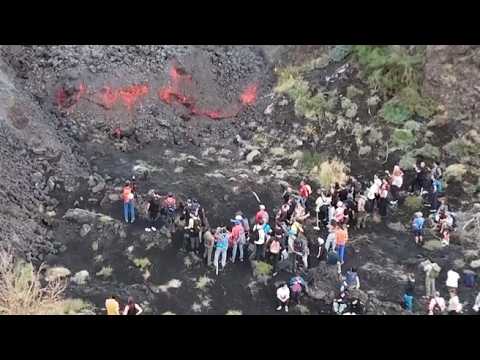 Quelli che sfidano l’Etna in eruzione, centinaia di escursionisti vicini alla lava